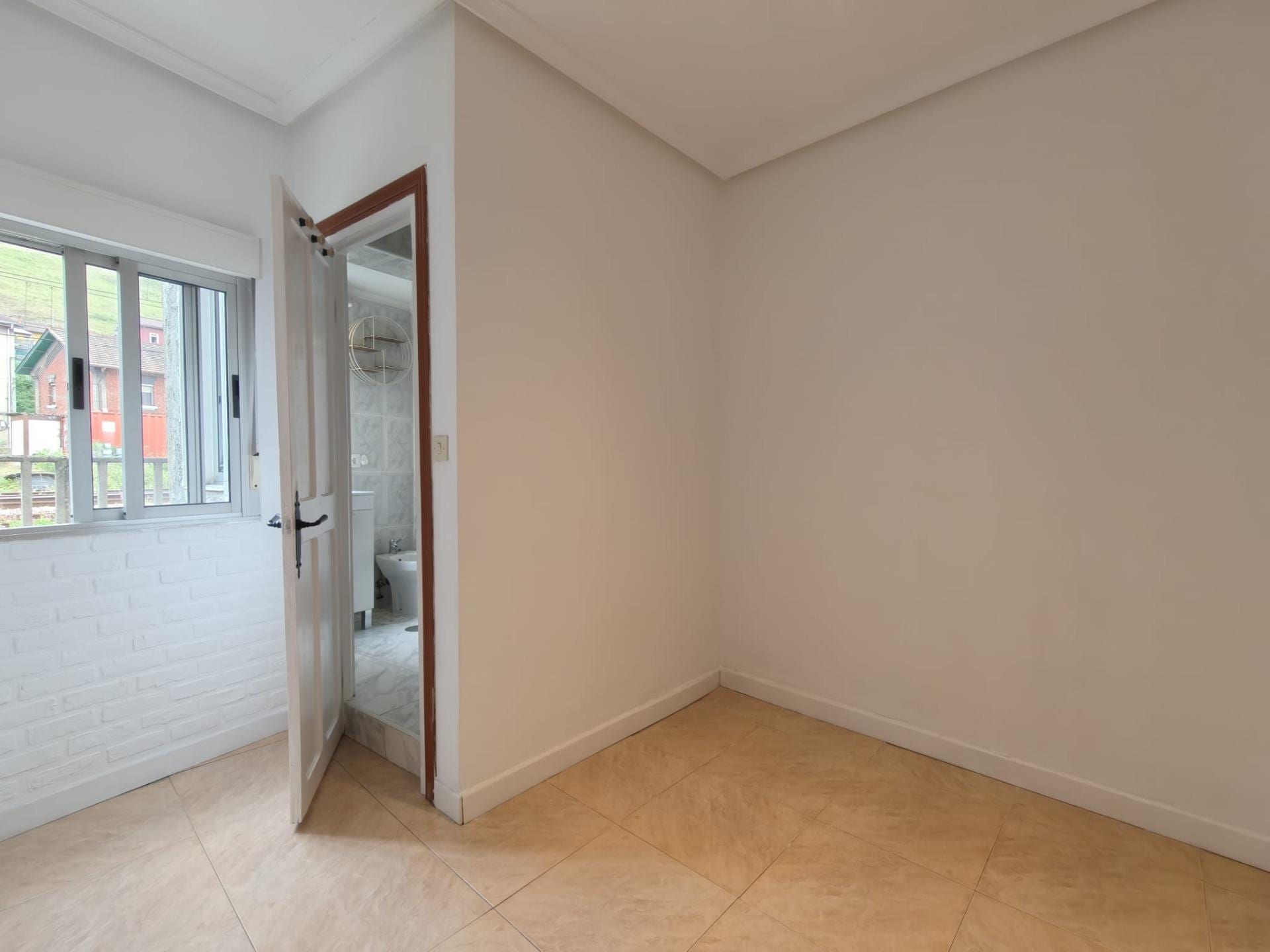 Piso para invertir en Ujo de dos dormitorios - Foto 4