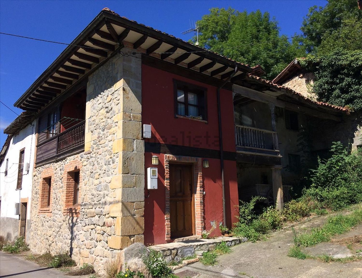 Casa tradicional con dos cuadras de piedra y vistas a los Picos de Europa | Llenín