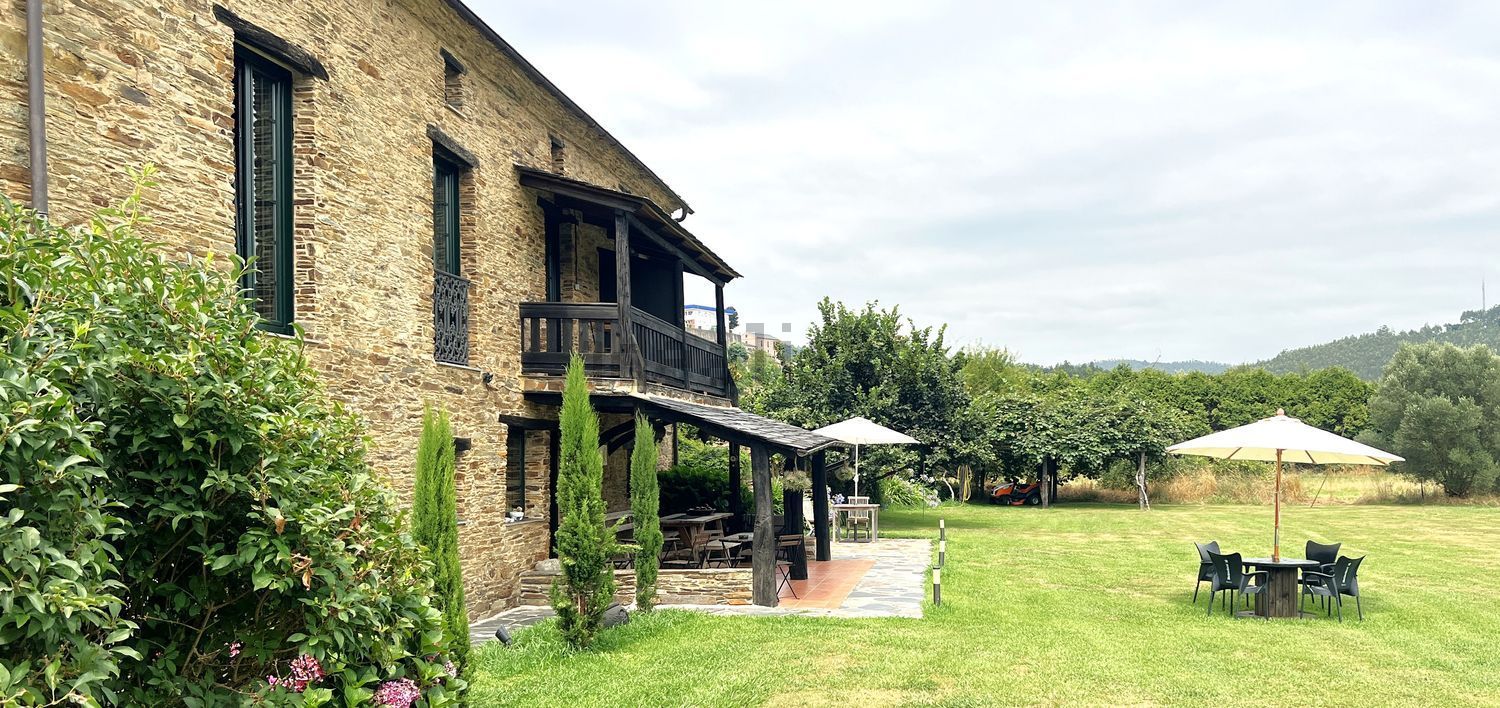 Hotel rural en funcionamiento con vivienda privada, junto al río Eo