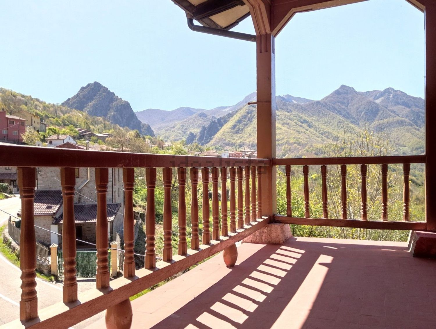 Casa de pueblo de dos plantas en Oseja de Sajambre, entre Asturias y León - Foto 0