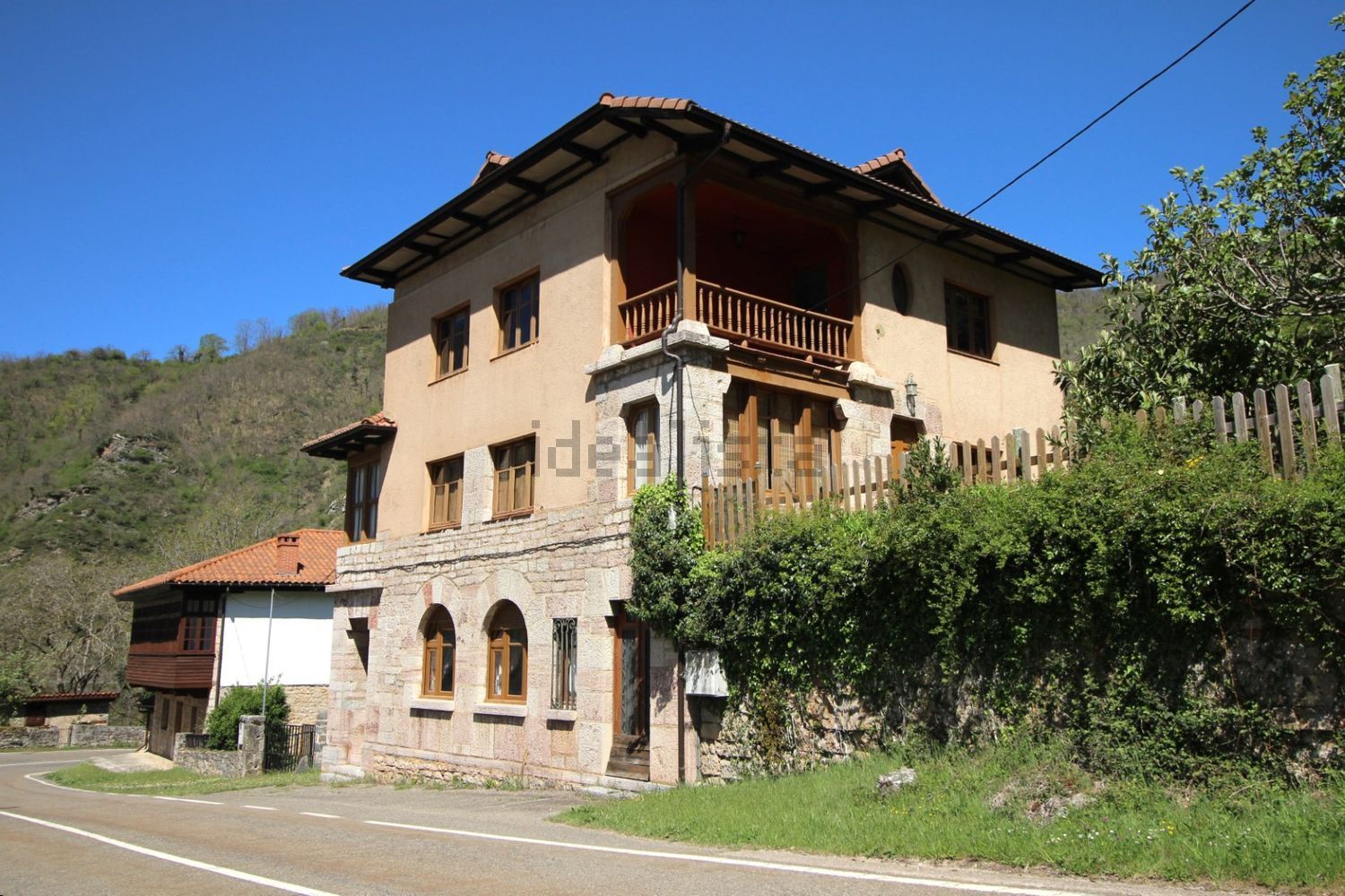 Casa de pueblo de dos plantas en Oseja de Sajambre, entre Asturias y León - Foto 1