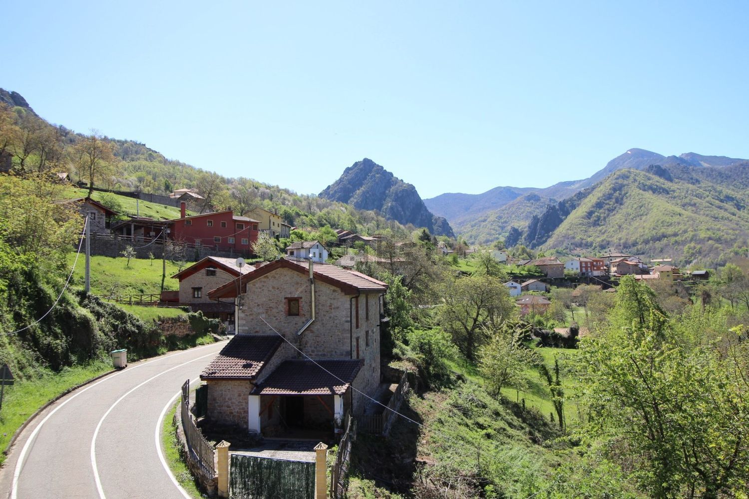 Casa de pueblo de dos plantas en Oseja de Sajambre, entre Asturias y León - Foto 2