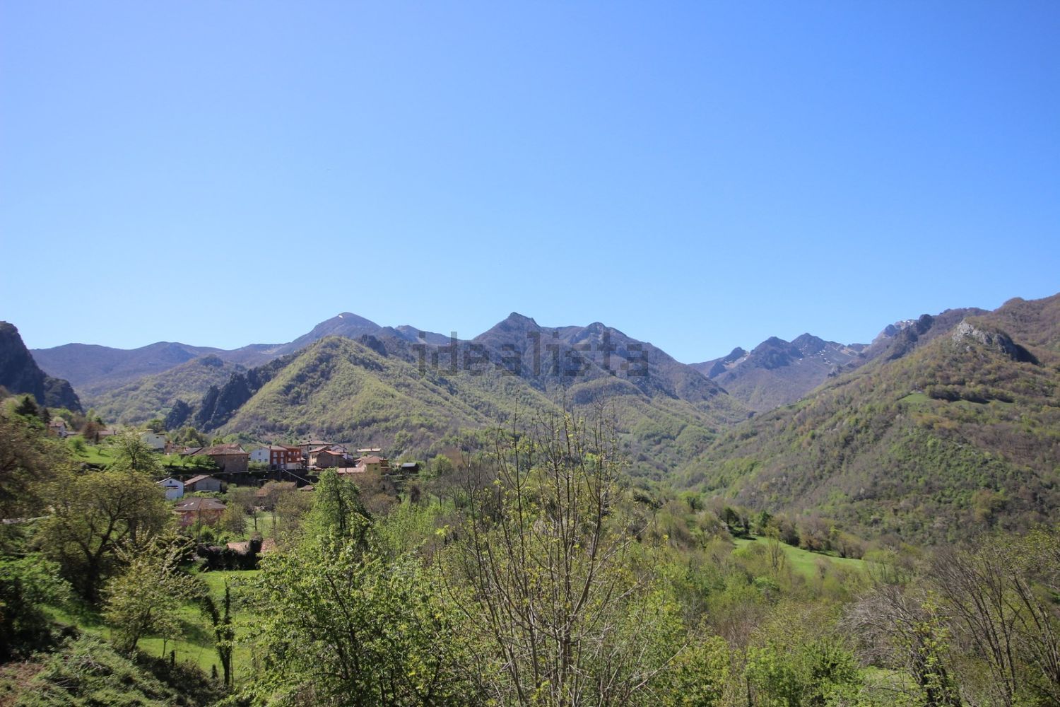 Casa de pueblo de dos plantas en Oseja de Sajambre, entre Asturias y León - Foto 3