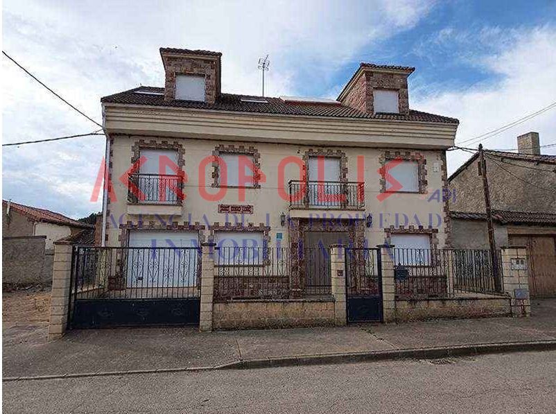 VENTA DE CASA ADOSADA EN GRADEFES, LEÓN