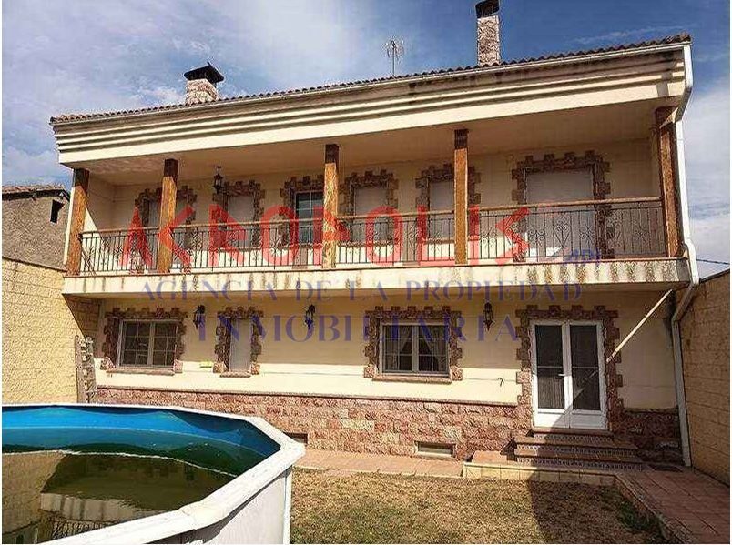 VENTA DE CASA ADOSADA EN GRADEFES, LEÓN
