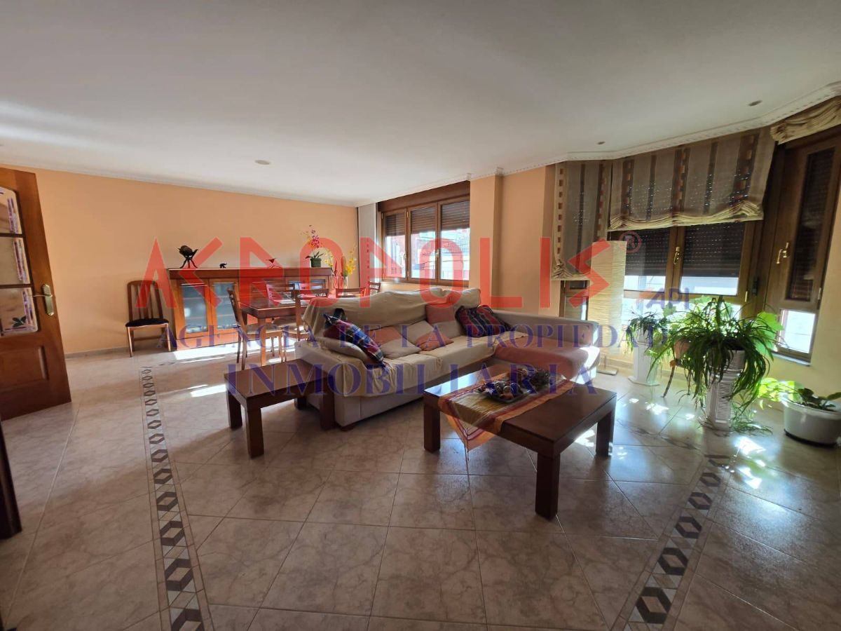 VENTA DE CASA ADOSADA CON GRAN NAVE, TERRAZA Y ESPACIOS ÚNICOS EN VILECHA