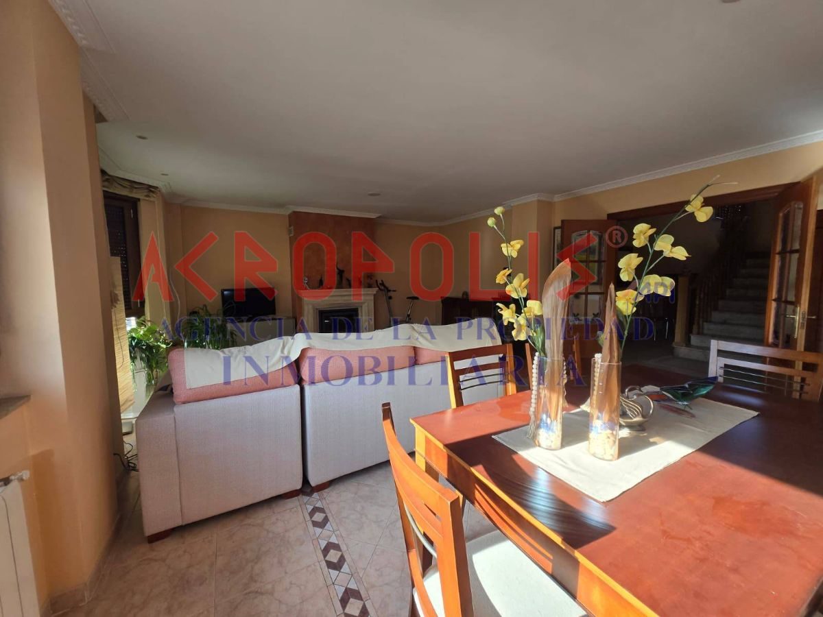 VENTA DE CASA ADOSADA CON GRAN NAVE, TERRAZA Y ESPACIOS ÚNICOS EN VILECHA