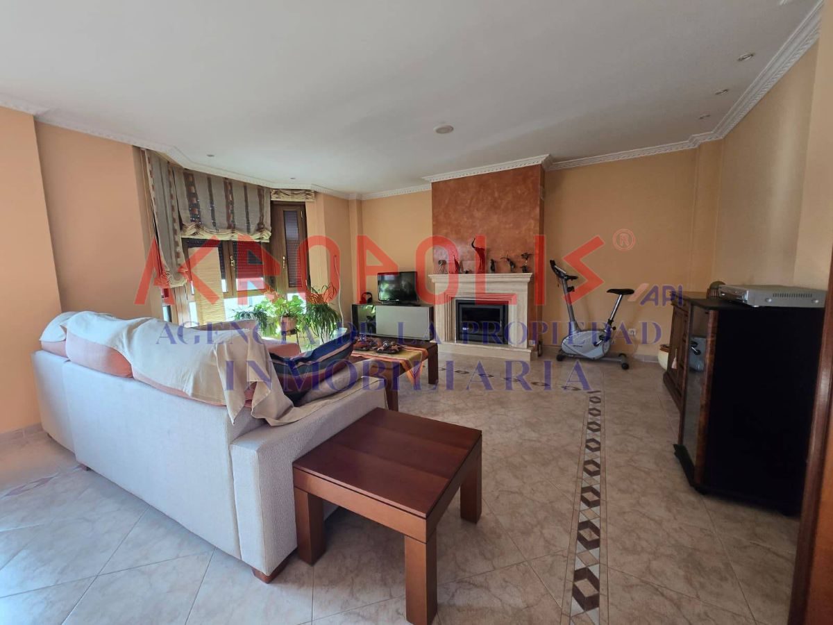VENTA DE CASA ADOSADA CON GRAN NAVE, TERRAZA Y ESPACIOS ÚNICOS EN VILECHA - Foto 3