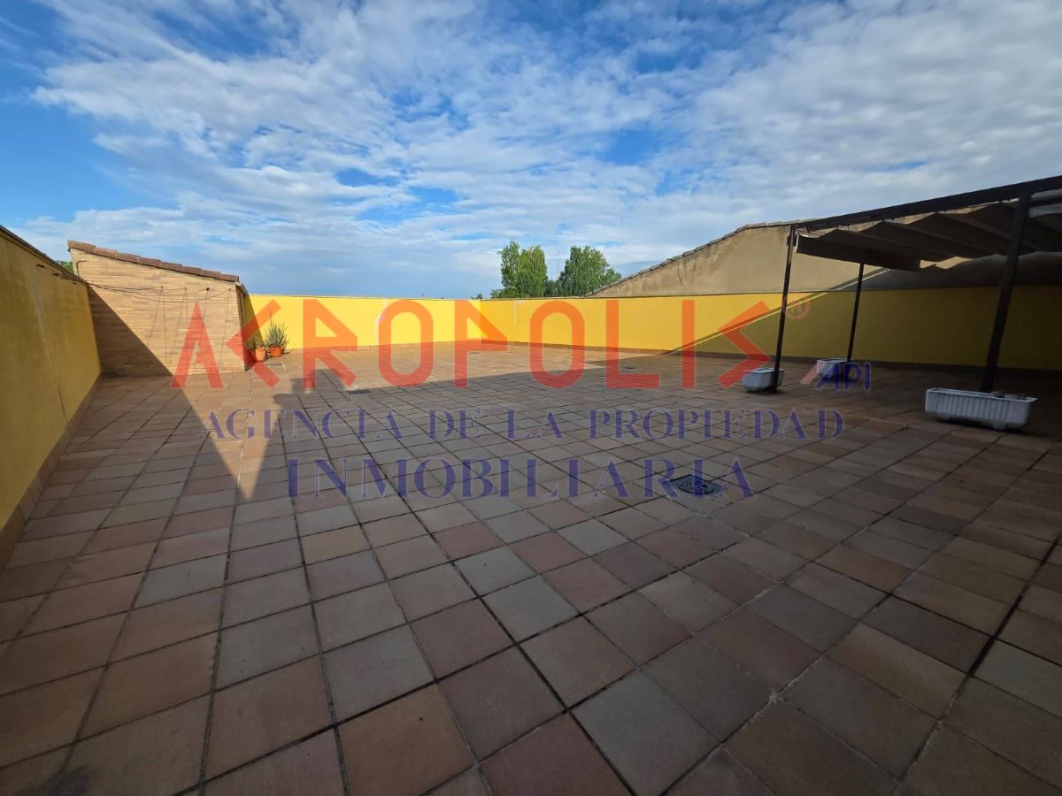 VENTA DE CASA ADOSADA CON GRAN NAVE, TERRAZA Y ESPACIOS ÚNICOS EN VILECHA - Foto 30