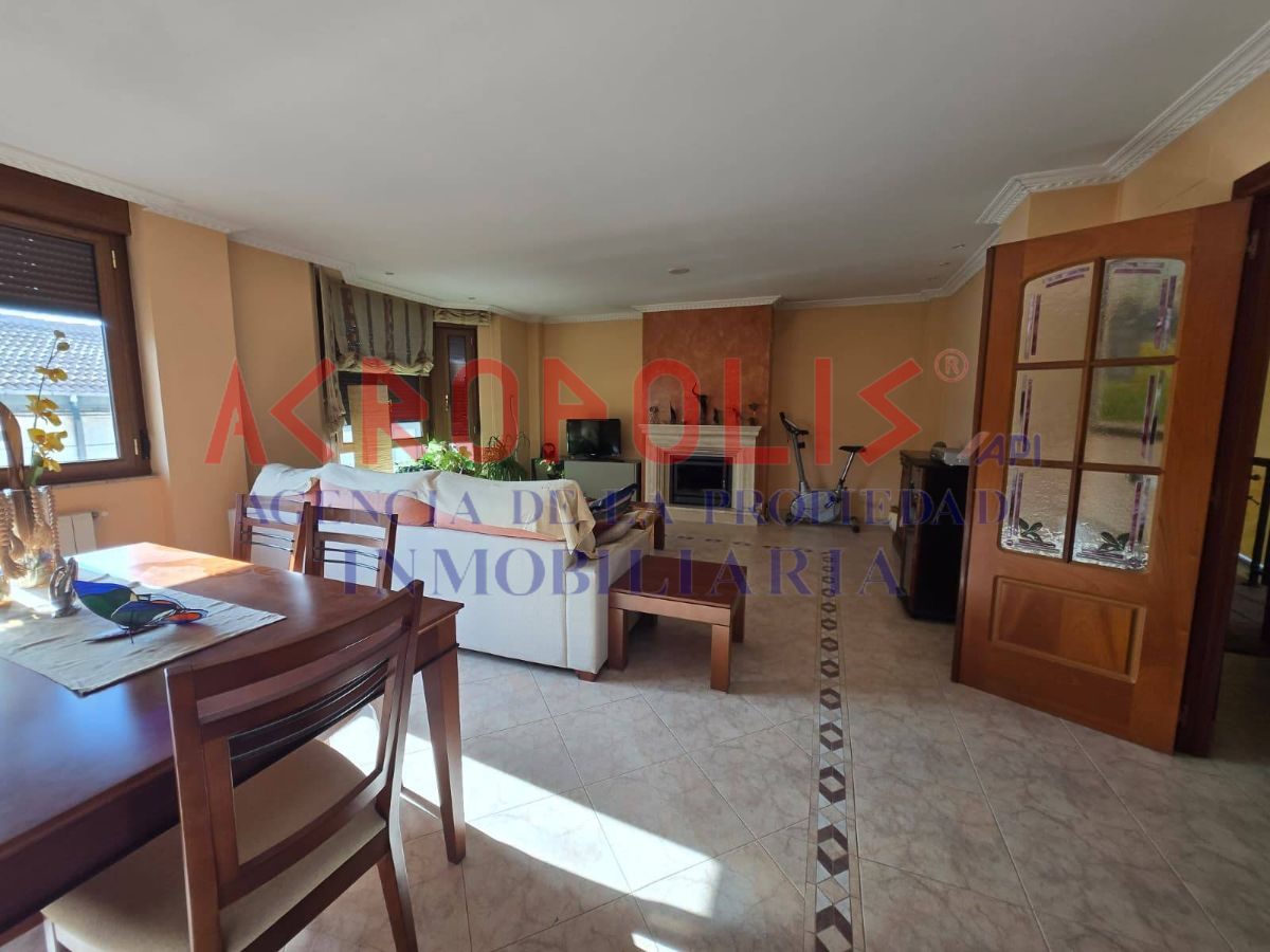 VENTA DE CASA ADOSADA CON GRAN NAVE, TERRAZA Y ESPACIOS ÚNICOS EN VILECHA - Foto 4