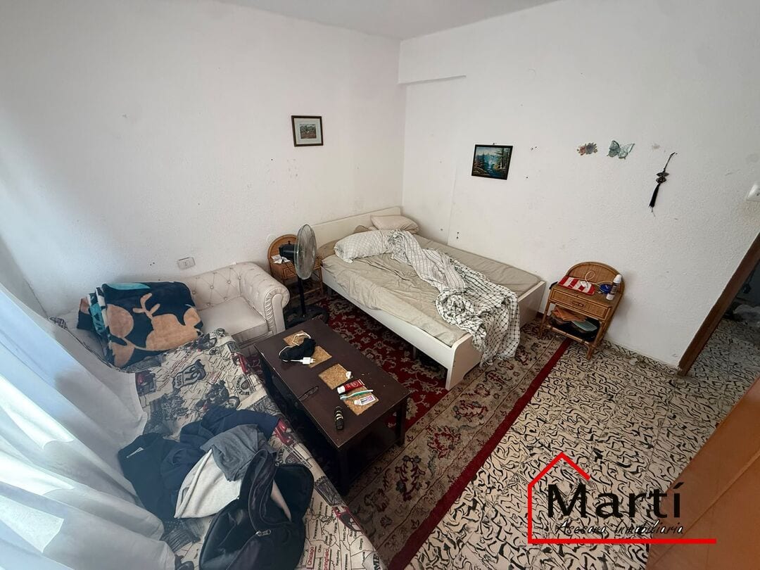 Una oportunidad para inversores que buscan espacio, margen de mejora y una vivienda parcialmente actualizada - Foto 13