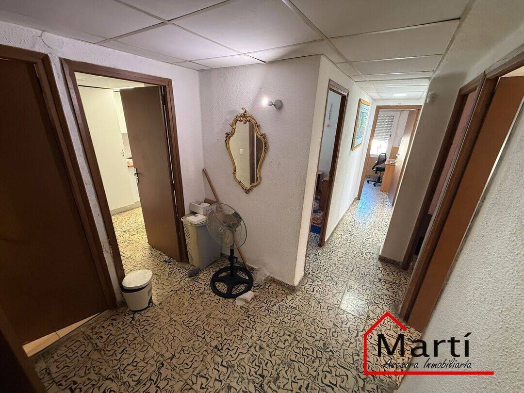 Una oportunidad para inversores que buscan espacio, margen de mejora y una vivienda parcialmente actualizada - Foto 15