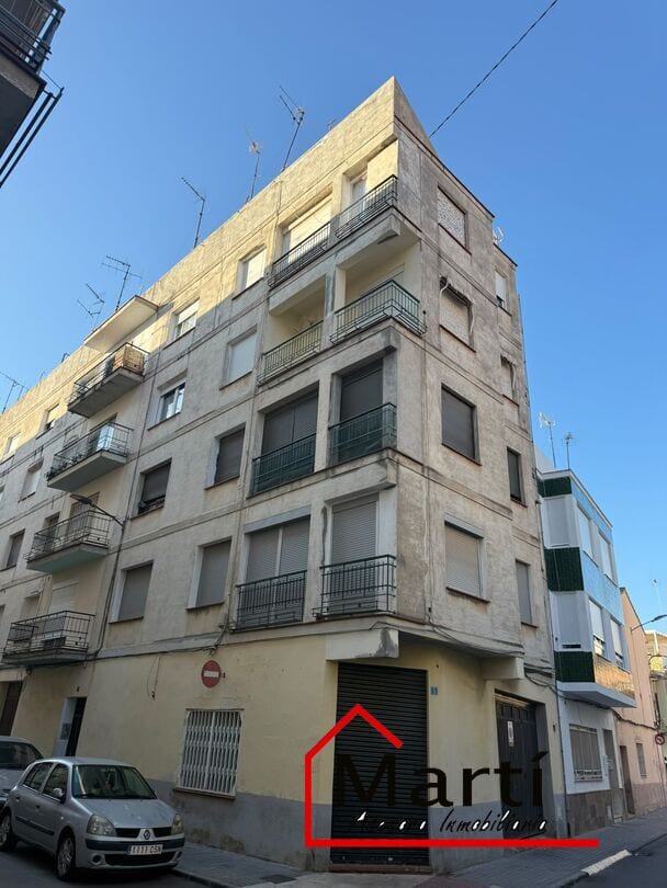 Una oportunidad para inversores que buscan espacio, margen de mejora y una vivienda parcialmente actualizada - Foto 24
