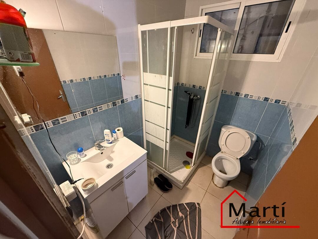 Una oportunidad para inversores que buscan espacio, margen de mejora y una vivienda parcialmente actualizada - Foto 3