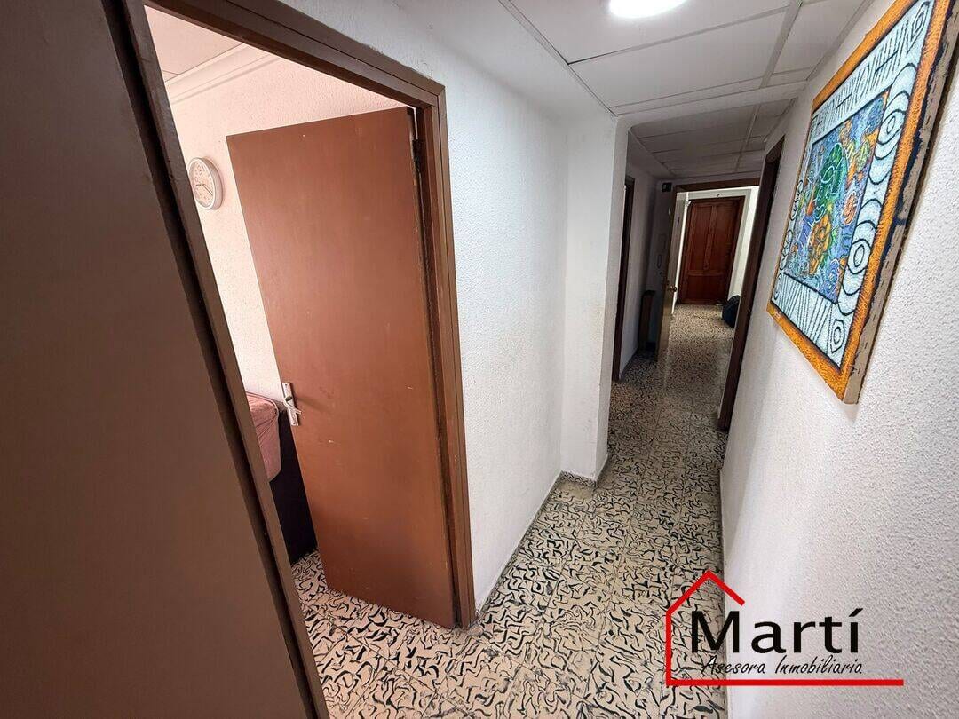 Una oportunidad para inversores que buscan espacio, margen de mejora y una vivienda parcialmente actualizada - Foto 9