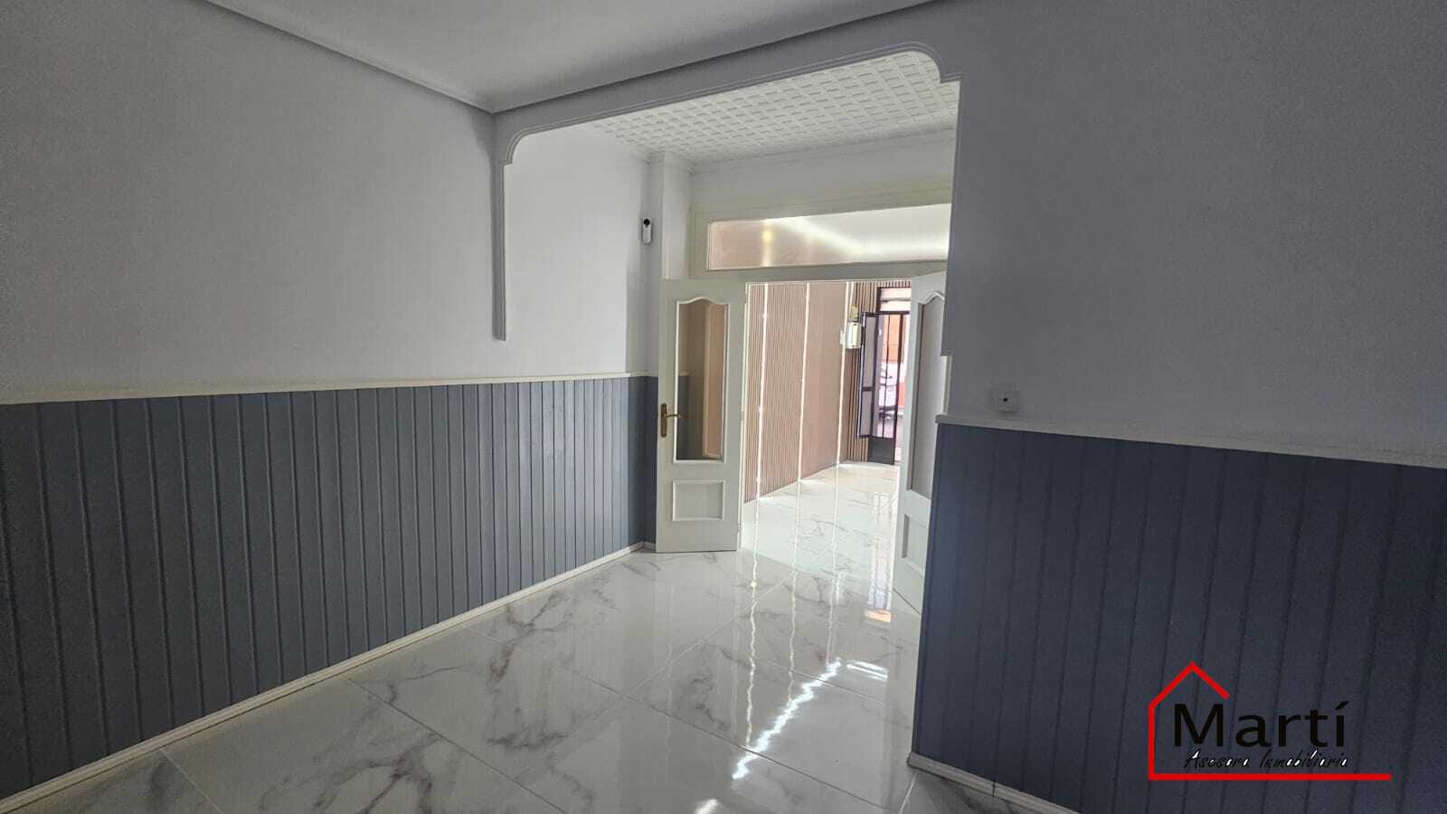 Chalet esquinero reformado de 4 habitaciones con terraza en Burriana - Foto 1