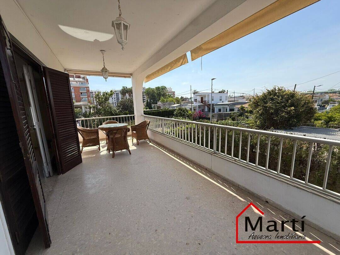 Chalet a 100 metros de la playa en el Grao, 8 habitaciones ideal para dos familias - Foto 16