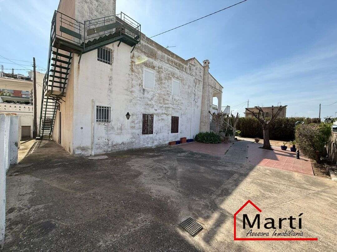 Chalet a 100 metros de la playa en el Grao, 8 habitaciones ideal para dos familias - Foto 3