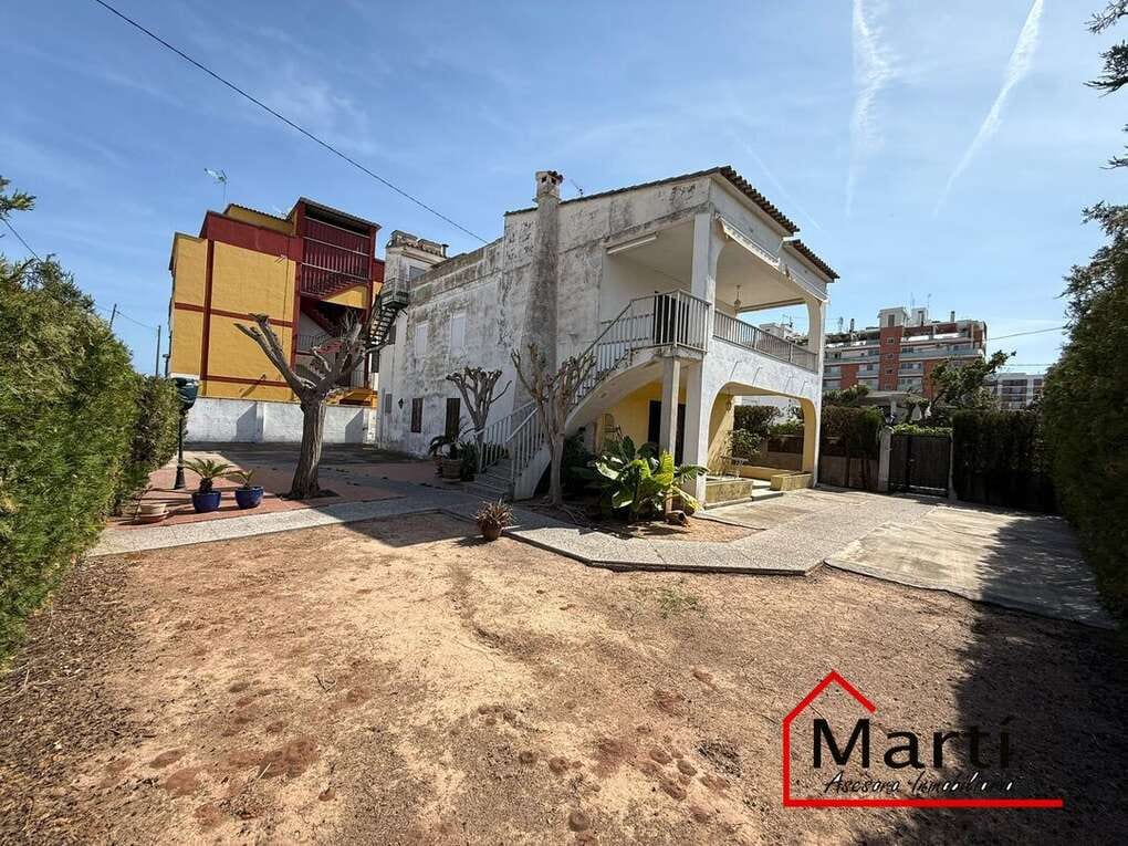 Chalet a 100 metros de la playa en el Grao, 8 habitaciones ideal para dos familias - Foto 4