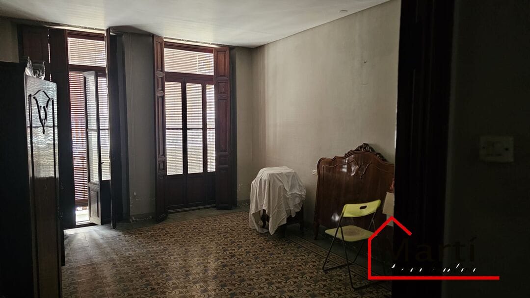 CASA EXTERIOR CON ACCESO A DOS CALLES Y GRAN POTENCIAL