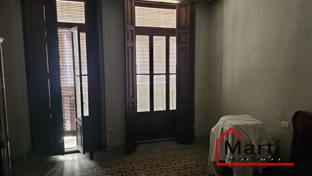 CASA EXTERIOR CON ACCESO A DOS CALLES Y GRAN POTENCIAL