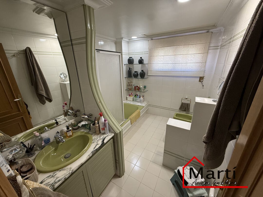 Casa amplia de tres plantas en zona céntrica, con múltiples espacios y terrazas - Foto 10