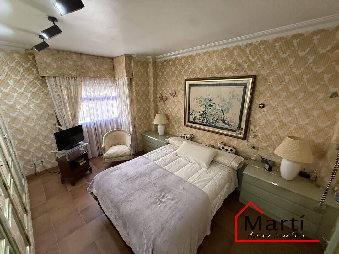 Casa amplia de tres plantas en zona céntrica, con múltiples espacios y terrazas - Foto 12