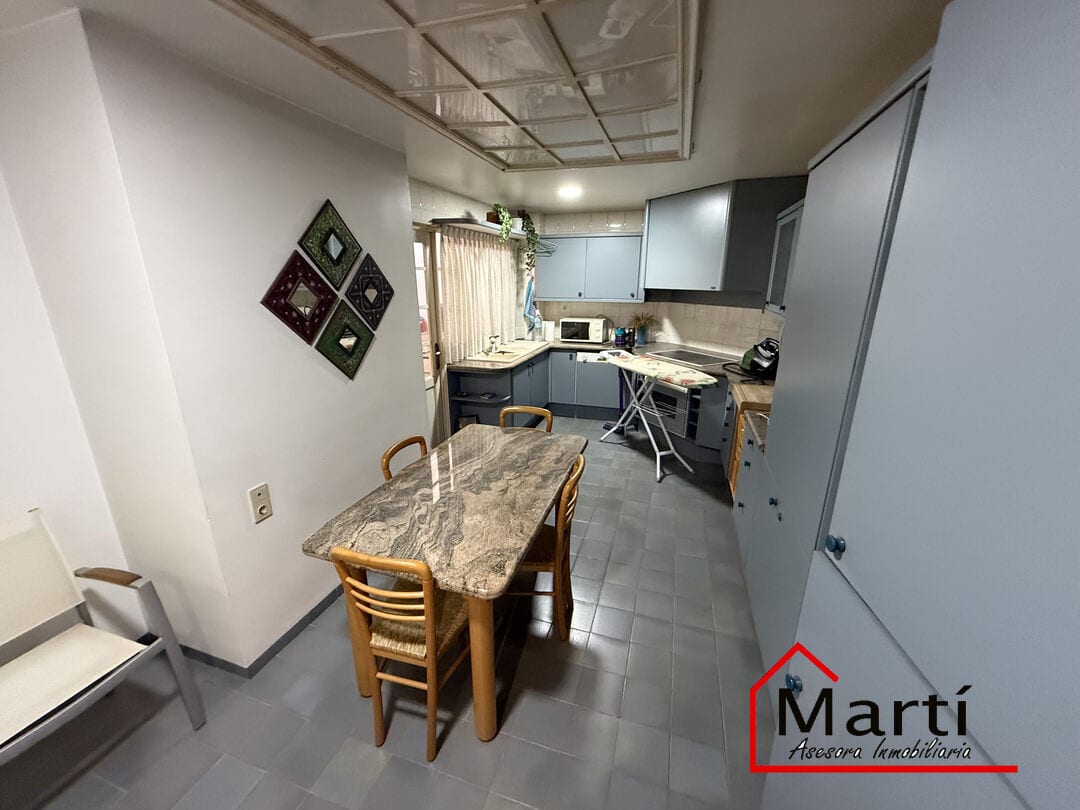 Casa amplia de tres plantas en zona céntrica, con múltiples espacios y terrazas - Foto 16