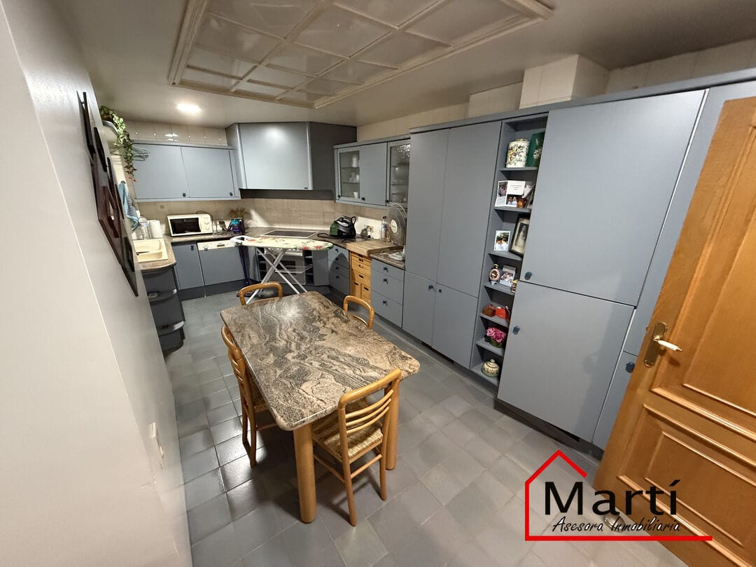 Casa amplia de tres plantas en zona céntrica, con múltiples espacios y terrazas - Foto 17