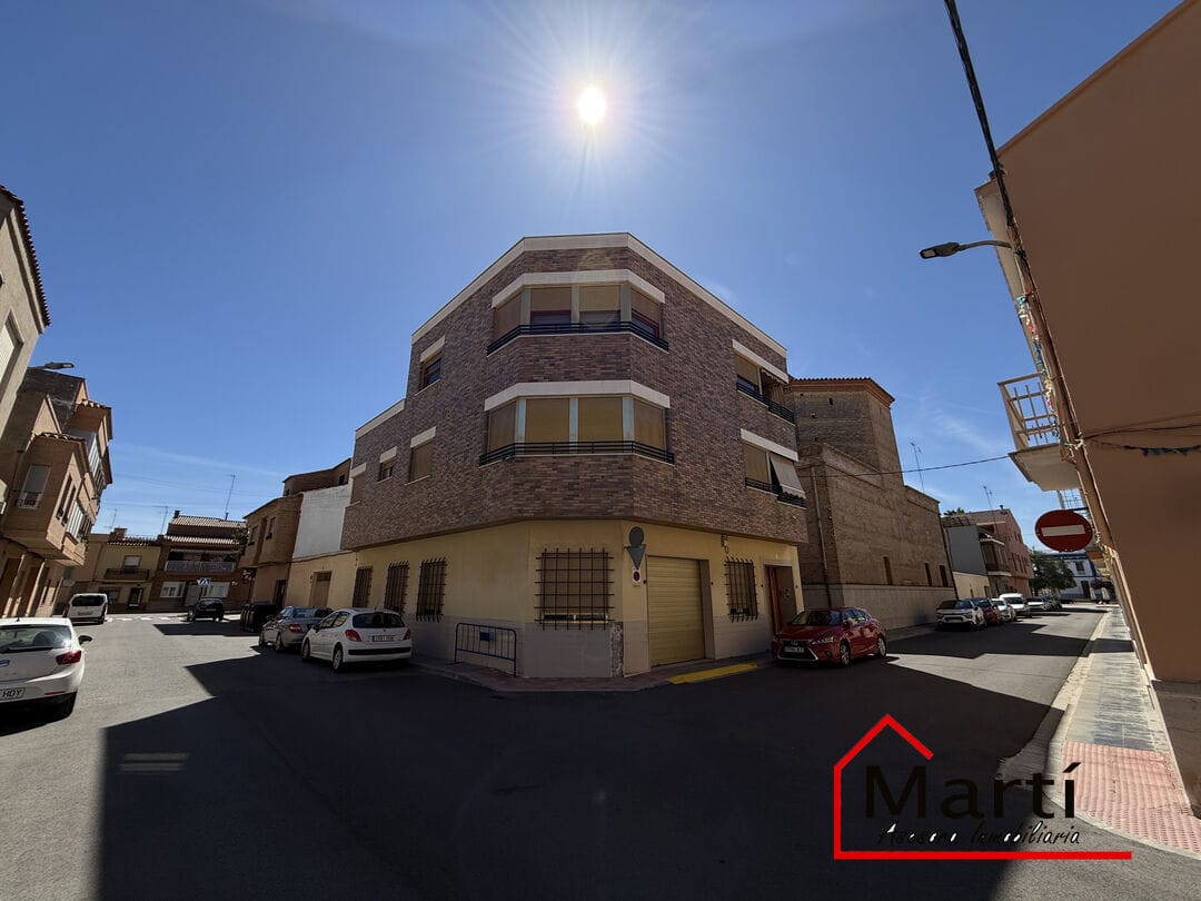 Casa amplia de tres plantas en zona céntrica, con múltiples espacios y terrazas