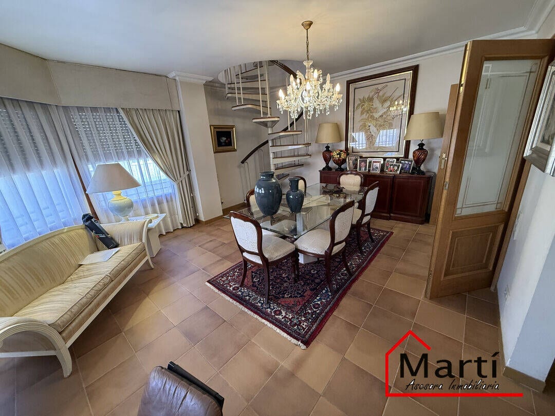 Casa amplia de tres plantas en zona céntrica, con múltiples espacios y terrazas - Foto 22
