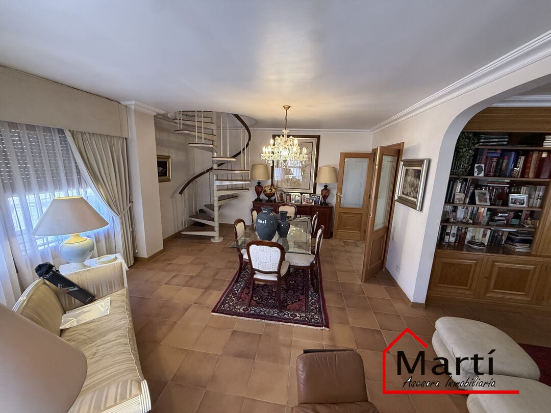 Casa amplia de tres plantas en zona céntrica, con múltiples espacios y terrazas - Foto 27