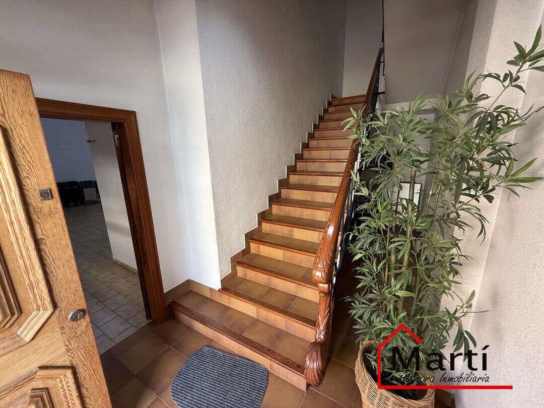 Casa amplia de tres plantas en zona céntrica, con múltiples espacios y terrazas
