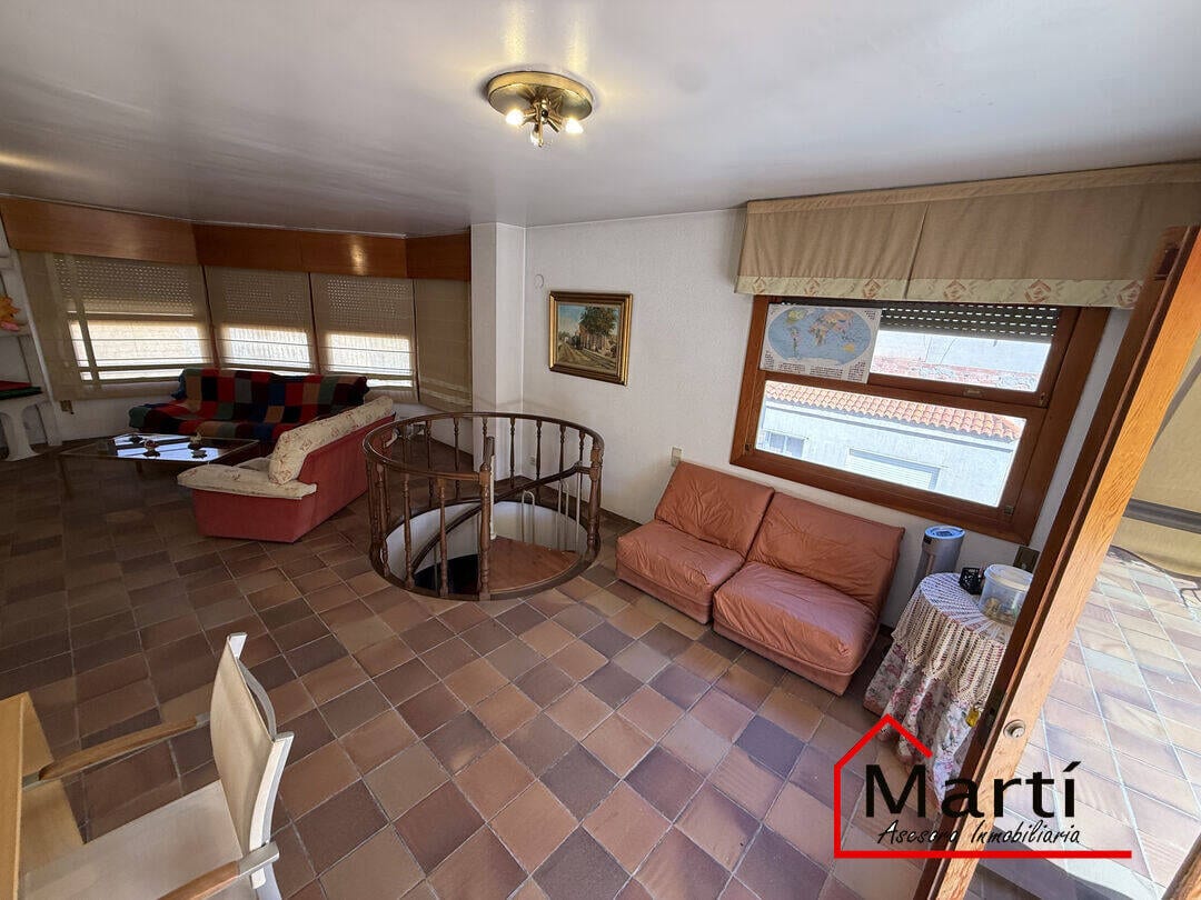 Casa amplia de tres plantas en zona céntrica, con múltiples espacios y terrazas - Foto 33