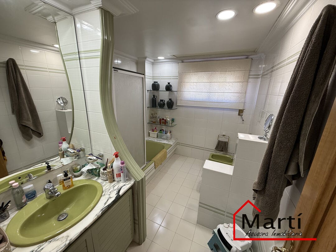 Casa amplia de tres plantas en zona céntrica, con múltiples espacios y terrazas - Foto 8