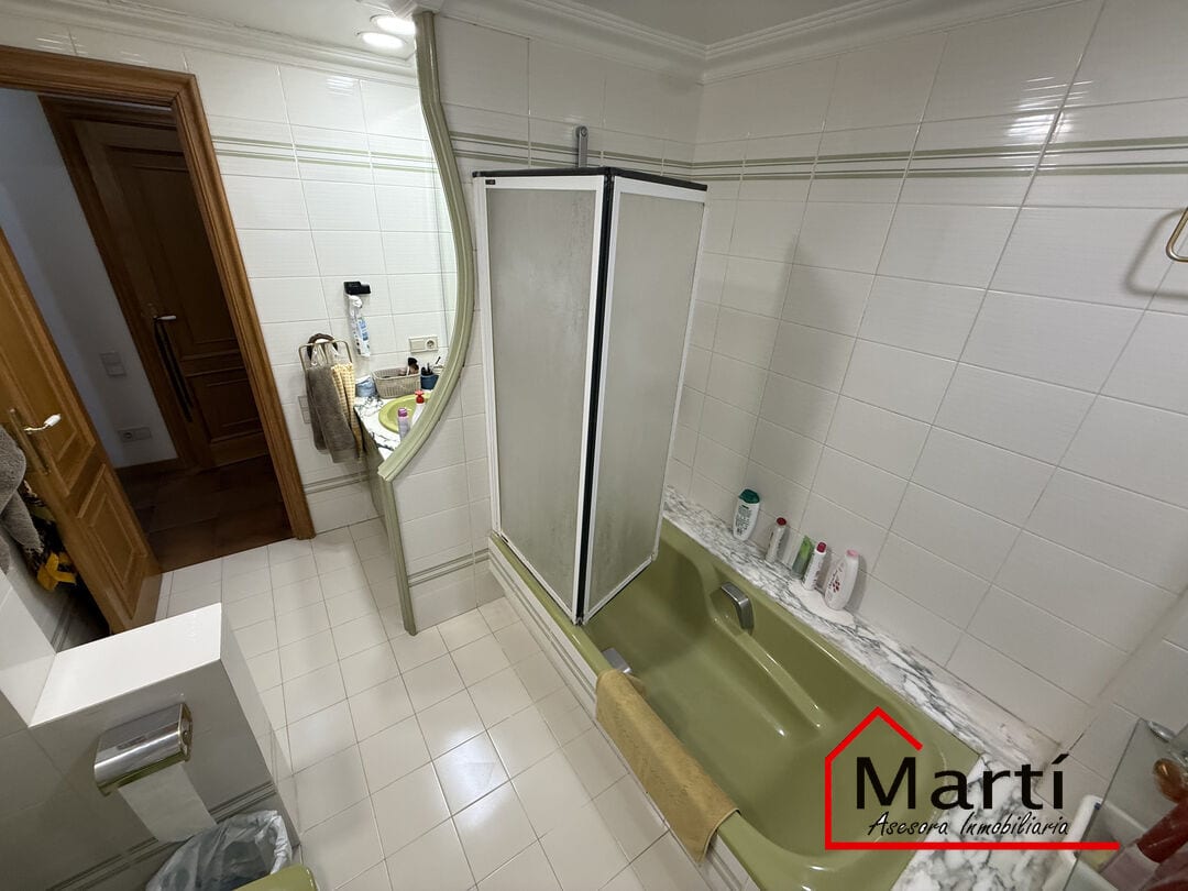 Casa amplia de tres plantas en zona céntrica, con múltiples espacios y terrazas - Foto 9