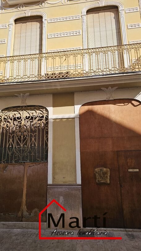 ARQUITECTURA MODERNISTA, CON ESPACIOS AMPLIOS Y MUY LUMINOSOS